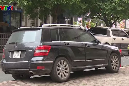 Từ ngày 1/7, ô tô đỗ một nửa xe trên vỉa hè sẽ không bị phạt