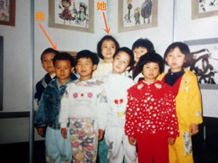 Lật cuốn album ảnh để trên bàn nhà bạn trai, cô gái bất ngờ phát hiện bí mật từ 20 năm trước