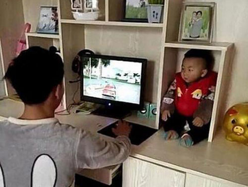 Muốn chơi game nhưng lại phải trông con nhỏ, ông bố nghĩ ra cách "siêu lầy"