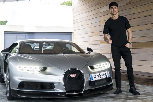 2. Bugatti Chiron (giá: 2,9 triệu USD). Công suất 1.500 mã lực, tăng tốc từ 0 lên 99km/h trong 2,5 giây, vận tốc tối đa 418km/h.