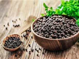 Thả vài hạt tiêu nhỏ vào quần áo, ai cũng sợ mùi nhưng công dụng cực kỳ bất ngờ
