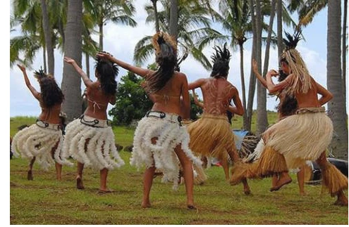 Tuy nhiên, hòn đảo xinh đẹp giữa biển cả này không chỉ hấp dẫn du khách bởi tượng đá bí ẩn, mà còn hớp hồn du khách bởi những thiếu nữ vô cùng xinh đẹp của bộ tộc Rapa Nui.