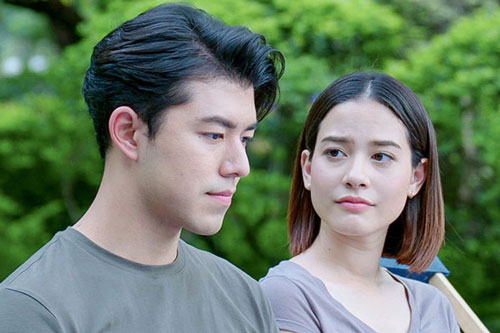 Mỗi khi nhà có khách đến chơi thì chưa đầy 10 phút sau là chồng cũ dắt con sang ngồi sừng sững trong phòng khách khiến tôi rất khó xử