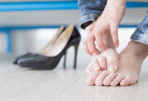 Có 3 dấu hiệu ở bàn chân cần đi khám sớm, đừng để tới khi bị ung thư gan mới hối hận