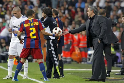 Daniel Alves: “Real Madrid thời Mourinho chơi phản bóng đá”