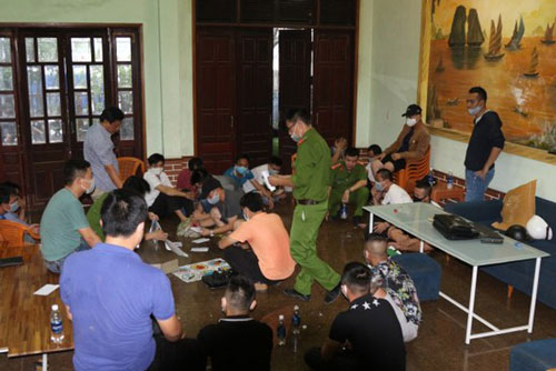 Quảng Bình: Phá sới xóc “bầu cua”, thu giữ hơn 100 triệu đồng