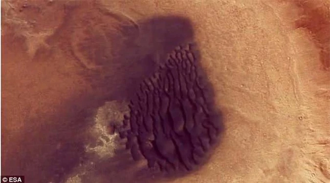 Cận cảnh miệng núi lửa rộng hơn 100 km trên Sao Hỏa  - Ảnh 6.