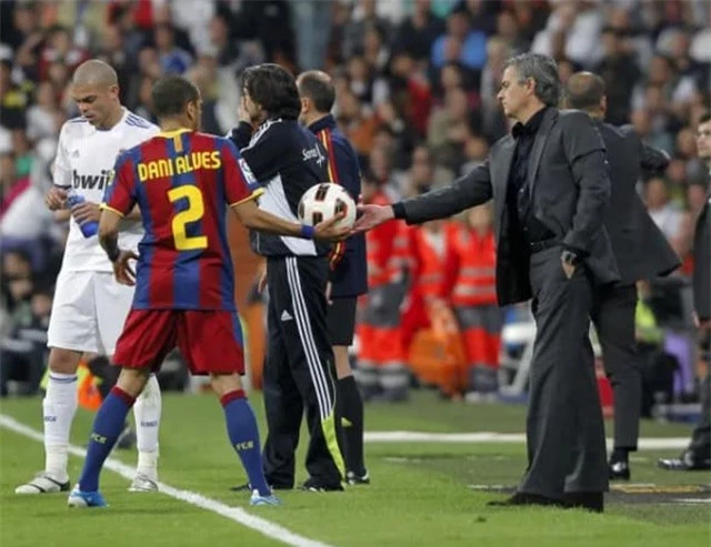 Daniel Alves: “Real Madrid thời Mourinho chơi phản bóng đá” - 1