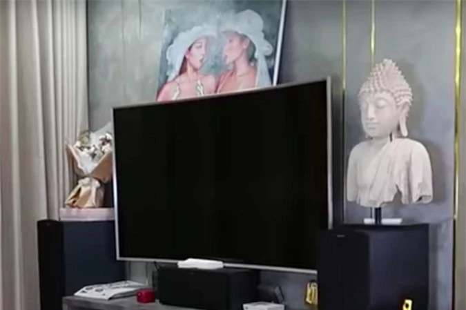 Khu vực kệ TV được cô thờ Phật và treo