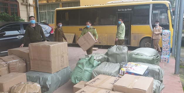 Lạng Sơn: Chặn đứng xe khách chở hàng trăm lọ sơn móng tay và bột xả bồn cầu không có hóa đơn chứng từ