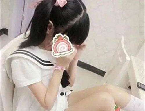 Con gái 15 tuổi lén lút dùng điện thoại, mẹ nhìn tấm ảnh con chụp "chết lặng" không nói nên lời