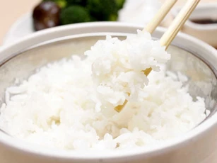 Bỏ đá lạnh vào nồi cơm trước khi nấu, bạn sẽ thấy điều kỳ diệu xảy ra