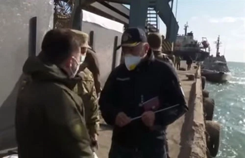 Tổng thống Ukraine Vladimir Zelensky trong chuyến thăm căn cứ Berdyansk