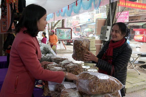Chị Vũ Thị Hồng Duyên (bên trái) giới thiệu sản phẩm măng khô cho khách hàng.