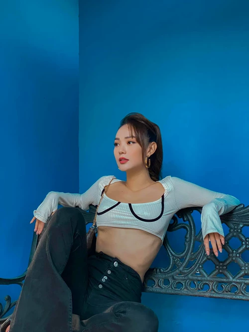 Kiểu áo crop-top dài tay và kết cấu 'siêu ngắn' mới xuất hiện ở mùa hè 2020 được Minh Hằng nhanh chóng cập nhật.