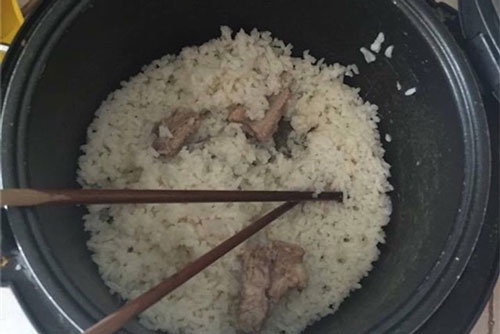 Chăm người yêu ốm, cô gái xinh đẹp nấu nồi cháo sườn khiến chàng trai vừa ăn vừa mếu