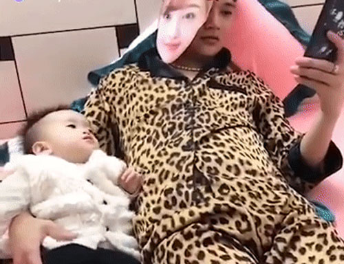 Sợ con khóc lóc khi mẹ vắng nhà, bố đeo luôn mặt nạ để "giả danh" và cái kết đầy bất ngờ