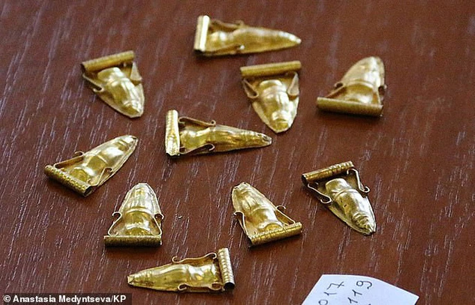 Một số hiện vật bằng vàng được khai quật từ mộ cổ - Ảnh: KP