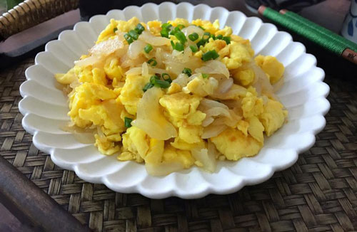 Mẹo xào trứng với hành tây thơm ngon tuyệt hảo, cho bữa sáng nhanh gọn chỉ mất vài phút