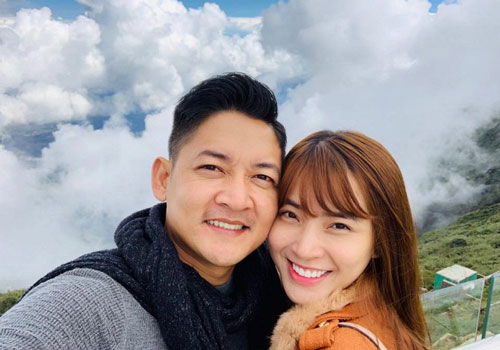 Chỉ tận dụng khoảng đất trống quanh nhà, vợ chồng Hải Băng tự trồng được vườn rau nhỏ xanh mướt cho con