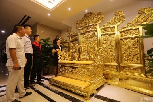 Lóa mắt ngắm ngai rồng nạm 20.000 lá vàng