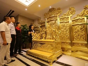 Lóa mắt ngắm ngai rồng nạm 20.000 lá vàng
