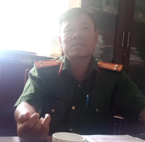 Trung tá Lê Minh Chánh – Trưởng CA thị trấn Dương Đông thừa nhận giữ ông Hùng 17 tiếng đồng hồ để... làm việc.