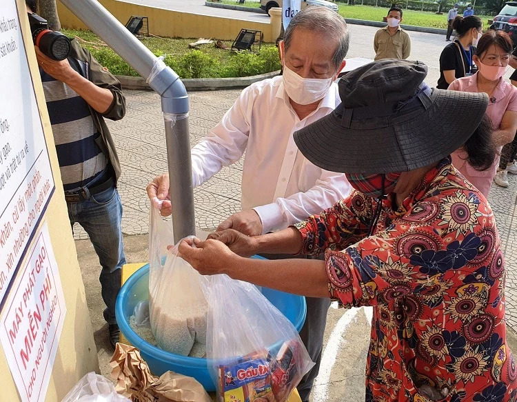 “ATM gạo” – một trong những chương trình xã hội từ thiện hết sức ý nghĩa, đã giúp đỡ được rất nhiều hoàn cảnh khó khăn tại Thừa Thiên Huế trong đại dịch Covid-19