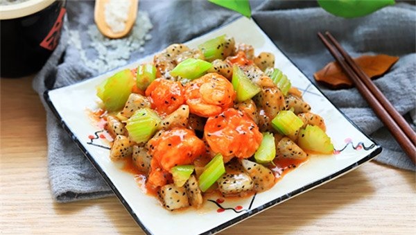 Cho thanh long vào nồi tôm, mẹ chồng định mắng nhưng nhìn thành quả thì gật gù