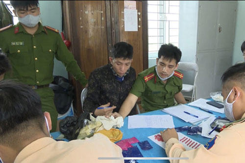 Thanh Hóa: Cảnh sát giao thông bắt đối tượng vận chuyển ma túy