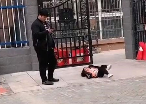 Con gái ăn vạ rồi nằm giãy giụa dưới đất, ông bố có phản ứng được dân mạng hết lời khen ngợi