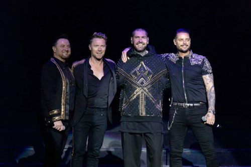 Thành viên Boyzone rạn vỡ hôn nhân vì ở nhà quá lâu