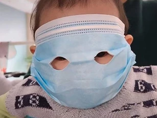Em bé đeo chiếc khẩu trang có thiết kế lạ làm ai cũng chú ý nhưng lý do mới bất ngờ