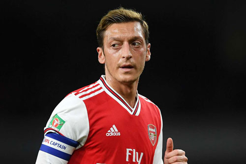 Ozil và cầu thủ Arsenal chống lại quyết định giảm lương của CLB