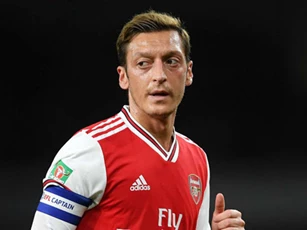 Ozil và cầu thủ Arsenal chống lại quyết định giảm lương của CLB