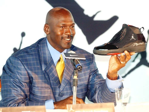 Tính đến năm 2015, Jordan kiếm được 100 triệu USD mỗi năm từ tiền bản quyền của Nike.
