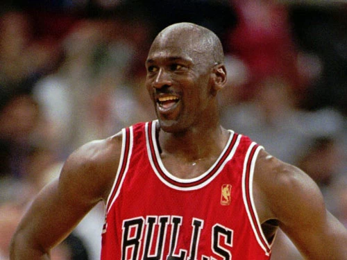 Với khối tài sản 1,85 tỷ USD tích lũy trong sự nghiệp chơi bóng rổ, Michael Jordan là vận động viên kiếm tiền nhiều nhất mọi thời đại. Ảnh: AP.