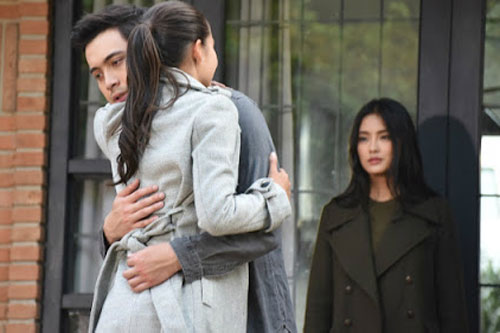 9 năm hiếm muộn mới sinh được con, ngày trở dạ vợ gọi chồng vào viện thì anh cáo bận vì phải chăm sóc người này