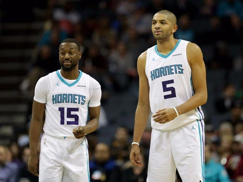 Jordan đã mua đội bóng rổ Charlotte Hornets vào năm 2010 với giá 175 triệu đô la, đến năm 2014 trị giá CLB này tăng vọt đã giúp ông chính thức trở thành tỷ phú USD. Michael Jordan nắm giữ 97% cổ phần Charlotte Hornets. Ảnh: Getty.