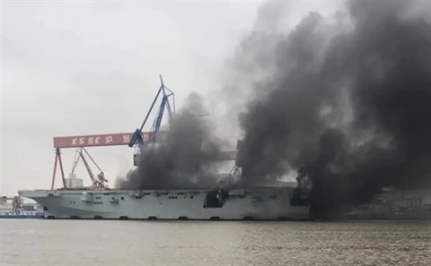 Tàu đổ bộ tấn công Type 075 của Trung Quốc chìm trong khói đen từ vụ hỏa hoạn