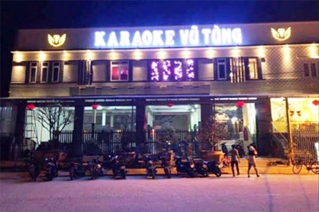 10 thanh niên vào quán karaoke “đập đá” giữa mùa dịch Covid-19 - 1