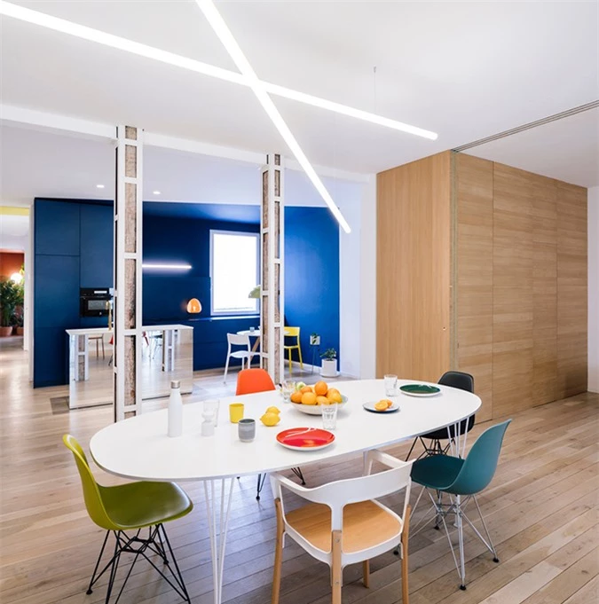 Các yếu tố thị giác được đề cao ở căn hộ thông qua màu sắc, ánh sáng.