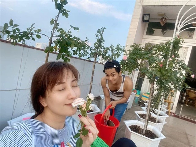 Ngắm khu vườn ngập hoa hồng trên ban công của Khánh Thi- Phan Hiển - 4