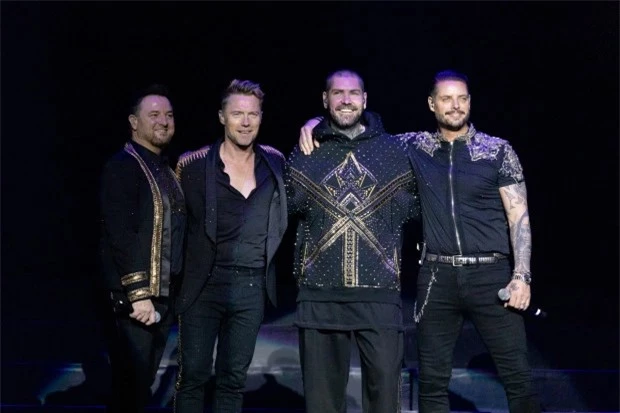 4 thành viên Boyzone là Mikey Graham, Ronan Keating, Shane và Keith Duffy đi lưu diễn vào năm ngoái. Thành viên thứ năm là Stephen Gately đã qua đời vào năm 2009.