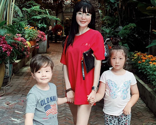 Elly Trần đưa hai con đi tránh dịch