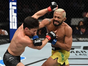 Võ sĩ Brazil tung cú đấm ‘trời giáng’, hạ đo ván đối thủ