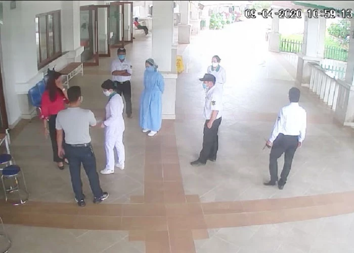 Cảnh vợ chồng ông Hùng (áo xám và áo đỏ) không hợp tác khai báo y tế mà còn chửi bới y bác sĩ, bảo vệ Bệnh viện Hoàn Mỹ Đà Lạt (trích xuất từ camera bệnh viện)