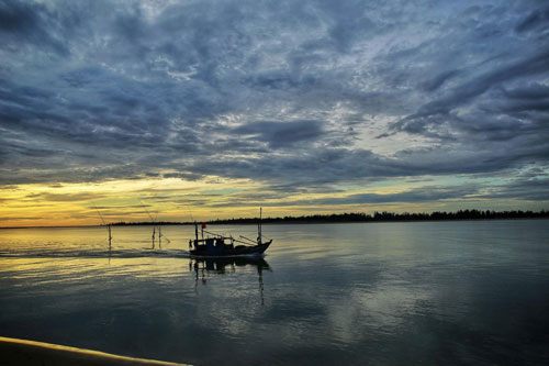 Ngẩn ngơ ngắm bình minh tuyệt đẹp nơi cửa sông Lam