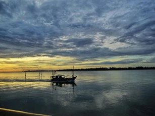 Ngẩn ngơ ngắm bình minh tuyệt đẹp nơi cửa sông Lam