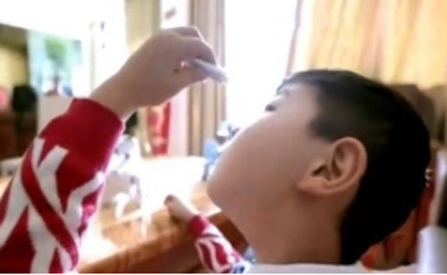 Con trai nhỏ keo 502 vào mắt, người bố đã bình tĩnh làm 1 việc giúp con, đến bác sĩ cũng phải khen ngợi